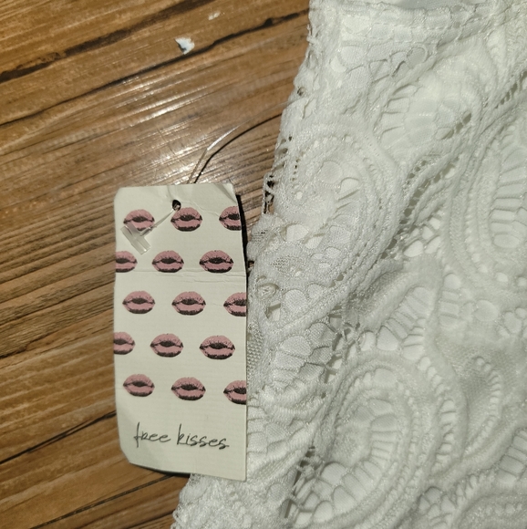 Nwt - Free Kisses White lace tank Size M - Picture 4 of 5